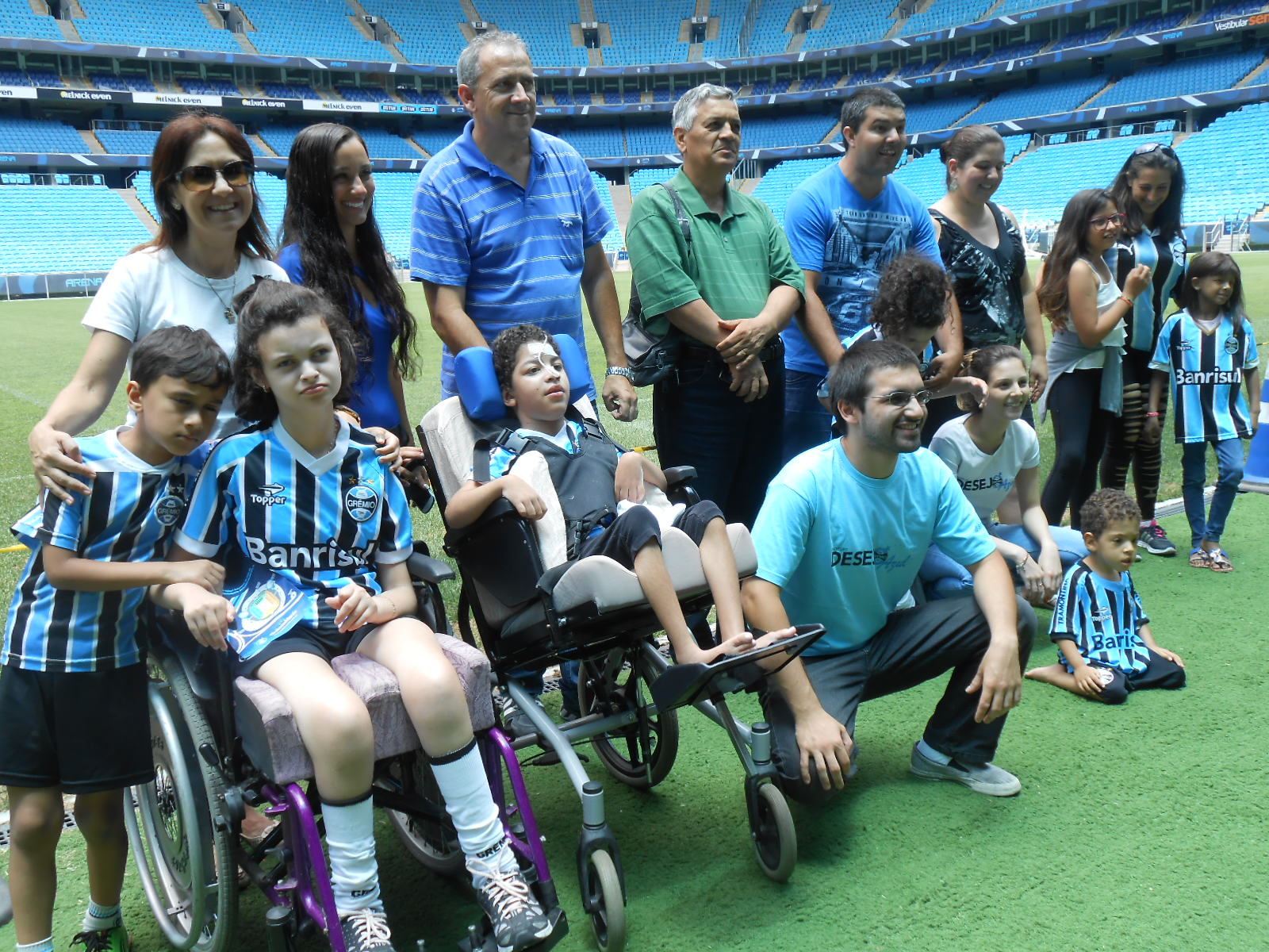 No dia 27/11 realizamos mais um tour na Arena com as crianças do Desejo Azul. Mais de 10 crianças de diferentes hospitais e instituições de Porto Alegre conheceram de perto essa magnífico estádio. A ação contou com a colaboração dos voluntários Renata Zientarski e Luciano Muller. 