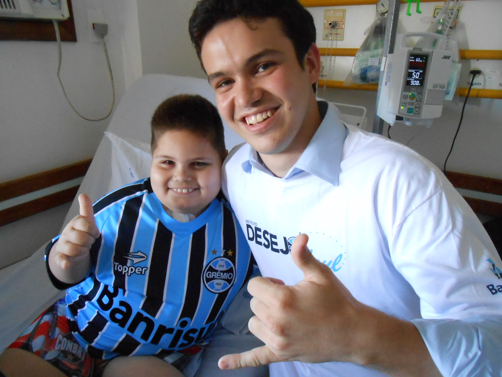 Lucas está fazendo seu tratamento no Hospital da Criança Santo Antônio no complexo Santa Casa. É um vencedor, um bravo, um lutador. Batalha para vencer no jogo da vida. É um guerreiro como o seu Grêmio. E com a com a colaboração do voluntário Marcelo Leiria levamos até o menino uma camiseta oficial do Tricolor personalizada