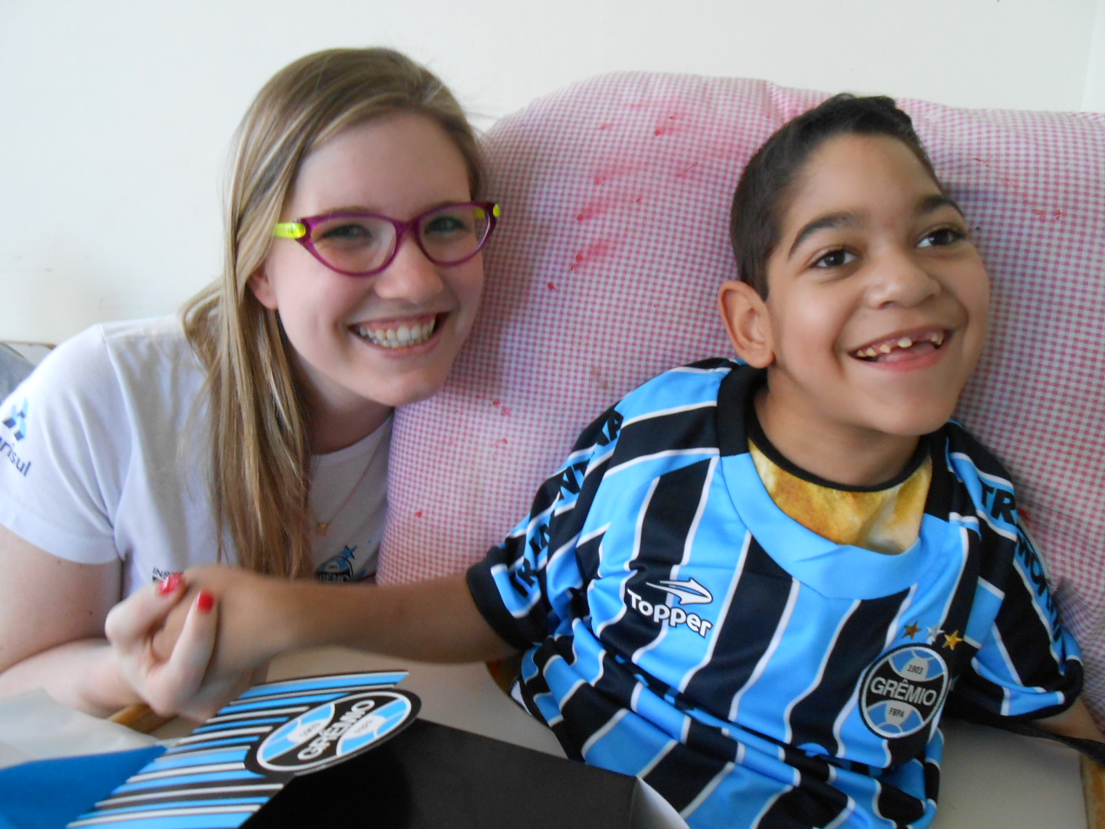 Gabriel faz tratamento na Kinder . É um gremistão que queria muito ganhar um uniforme completo do seu Tricolor. E com a colaboração da voluntária Júlia Flores levamos até o menino um kit completo com camiseta personalizada com seu nome, calção e meia do Grêmio. 