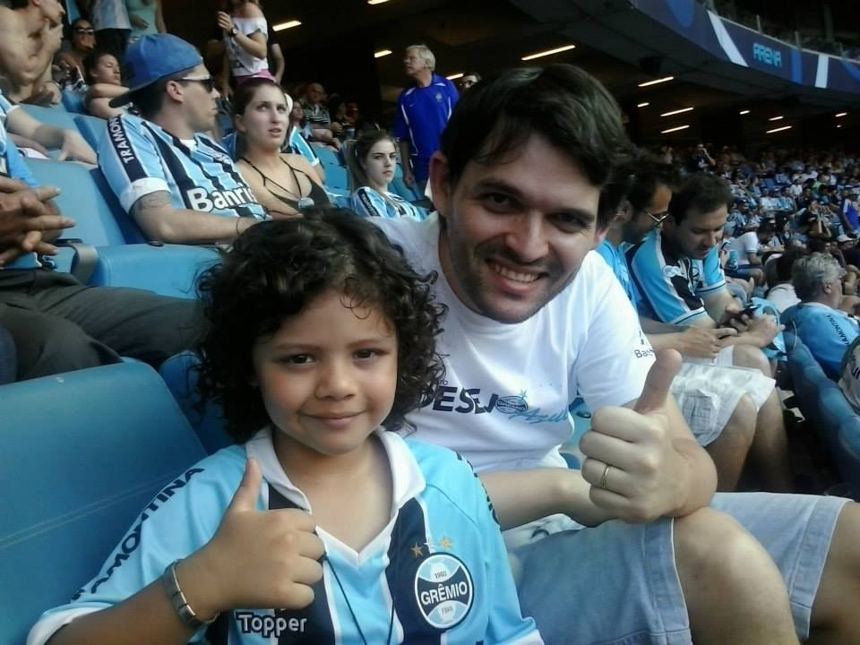 Guri de sorte esse João Pedro. Além de ter assistido um jogo na Arena, viu muito mais. João Pedro viu o seu Grêmio dar um show no clássico e golear seu tradicional adversário. Foram quatro bolas na rede onde João pulou, vibrou e gritou muito com o seu Tricolor. A ação contou com o voluntário Sílvio Denicol Júnior que ajudou a levar João Pedro e sua mãe na Arena.