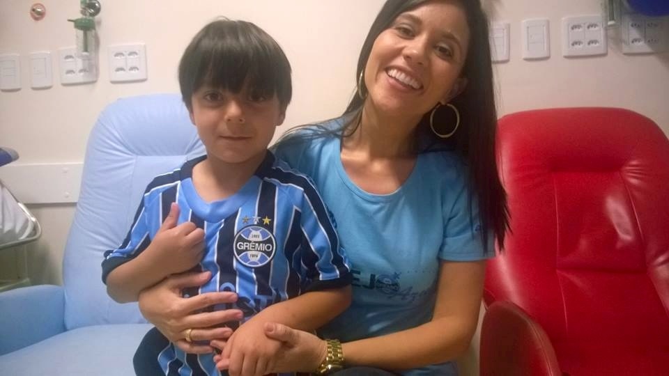 Luan faz tratamento no Instituto de Cardiologia. É um gremista guerreiro e de coração forte. Não desiste da luta. Queria um uniforme completo do seu Tricolor. E com a colaboração da voluntária Daniela Beling levamos até o menino um kit completo com camiseta personalizada, calção e meia do Imortal Tricolor.