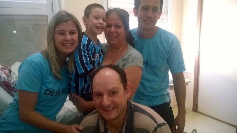 Nicolau faz tratamento no Instituto de Cardiologia. Seu desejo era ganhar um uniforme completo do Grêmio e com seu nome nas costas. E isso foi possível com a colaboração dos voluntários Paola Rossana Sansonovicz e Darlan Soares. Saúde e força guerreiro Nicolau !