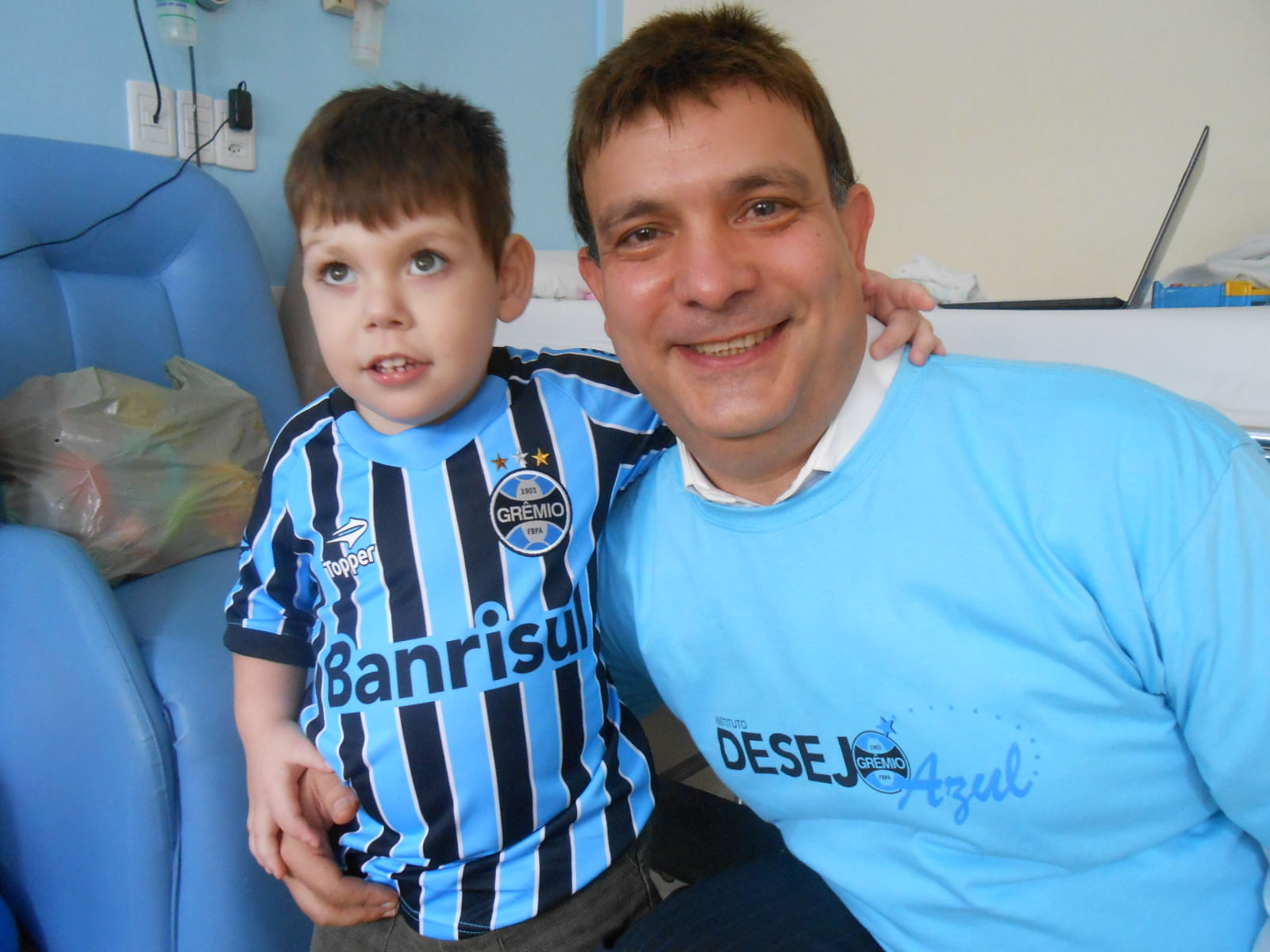 No último sábado Enzo estava de aniversário. O menino que faz tratamento no Instituto de Cardiologia completou 4 aninhos. E nada melhor do que unir o útil ao agradável. Como o seu desejo era ganhar um uniforme do Grêmio levamos nesta segunda com a colaboração especial do voluntário Roger Lahm um kit completo com camiseta personalizada, calção e meia do Tricolor e uma bola oficial de aniversário. Tudo sempre muito azul na tua vida 