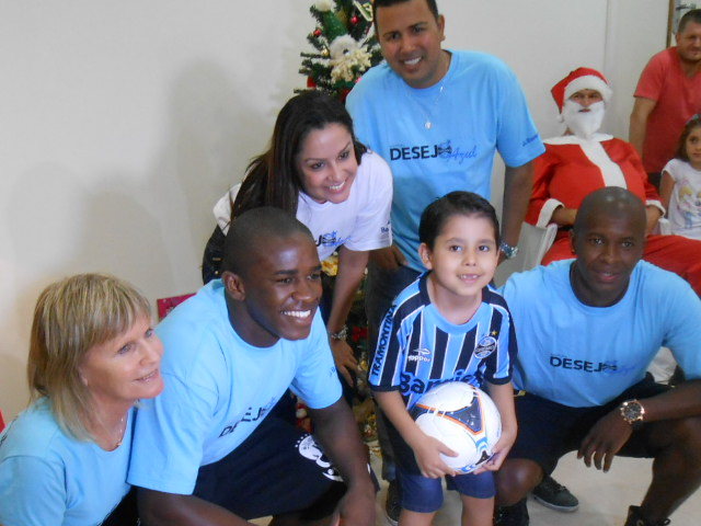 Com a distribuição de muita alegria, abraços, sorrisos e presentes, em especial para o menino Henrique que ganhou seu uniforme completo do Grêmio , assim comemoramos o Natal com as crianças do setor de oncologia do Hospital Moinhos de Vento. A ação contou com a presença do centroavante Yuri Mamute como voluntário especial, além do seu irmão Robert, as voluntárias Cris Reiter , Rosimarie Bauermann e Liane Barbieri e o voluntário Adriano Lima.

