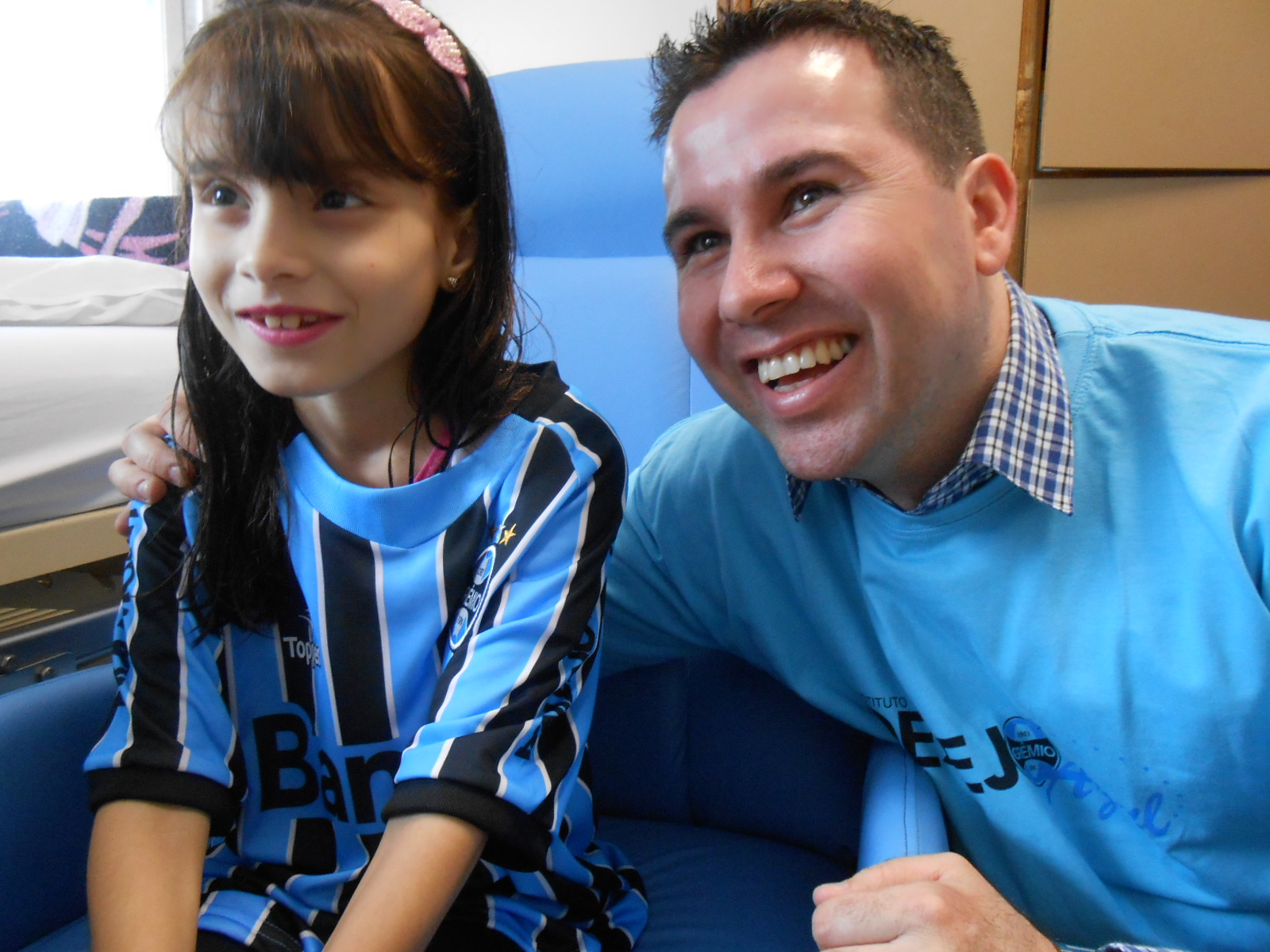 Hévellyn está fazendo tratamento no Instituto de Cardiologia. E um dos seus desejos era ganhar o uniforme completo do Tricolor. E como num Natal antecipado levamos até a menina com a ajuda do voluntário Christian Rodrigues um kit completo com camiseta personalizada, calção e meia do Grêmio.