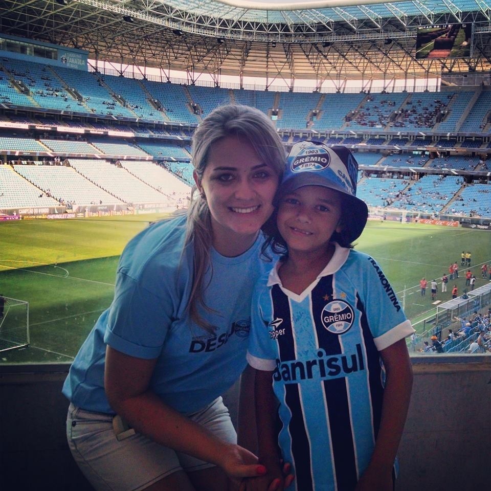 Thais hoje viveu grande emoções. Seu desejo era ver um jogo do seu Grêmio na Arena. Desejo esse que foi possibilitado para voluntária Andressa Fanese que levou a menina Thais e seu irmão ao jogo contra o Flamengo.