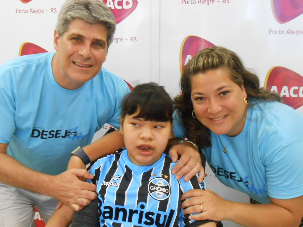 Tainara é uma gremista fanática. Acompanha tudo que diz respeito ao Grêmio. Seu desejo era ganhar uma camiseta nova do imortal. E com a colaboração dos voluntários Ricardo e Virgínia Guimarães levamos para a menina este presentão nesta que foi a primeira ação de 2015.