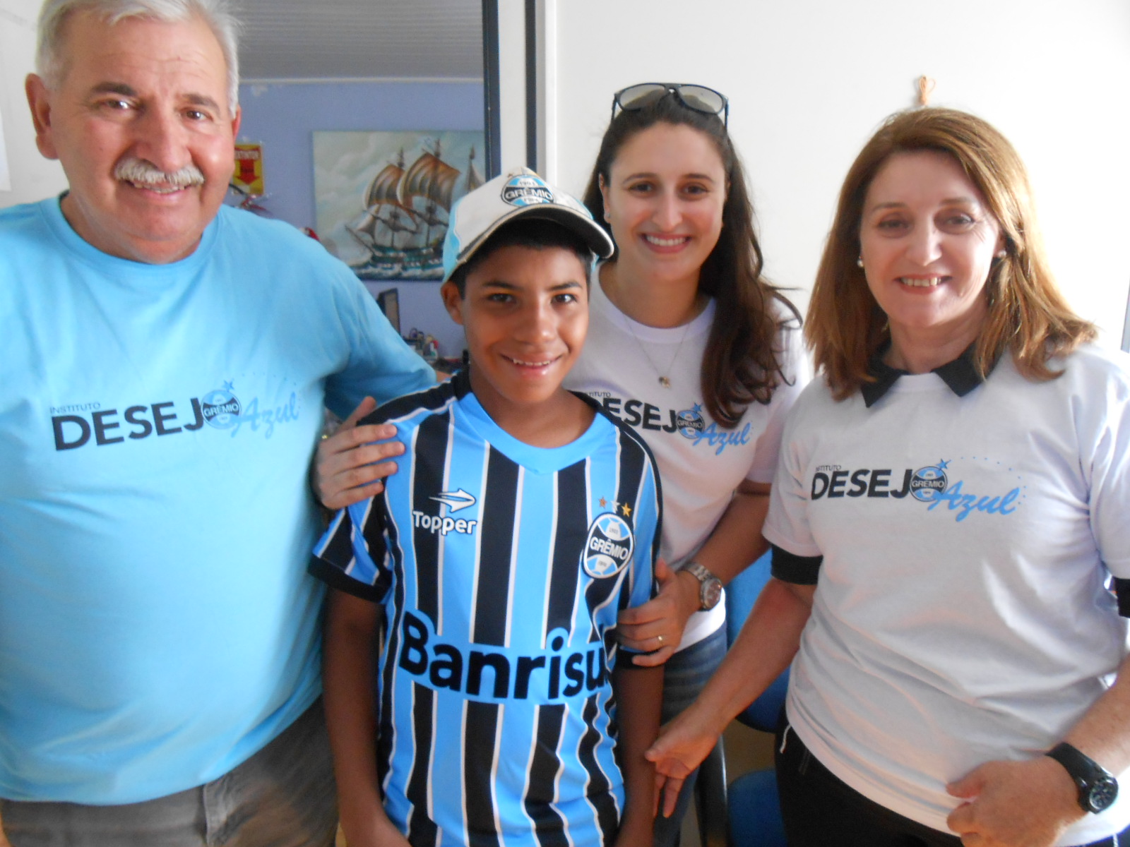 Na última ação de 2014 o grande gremista a ganhar sua camiseta foi o Rafael. O menino que faz tratamento na Unimex recebeu sua camiseta dos voluntários Aline Brandão e seus pais Neo e Liane . 