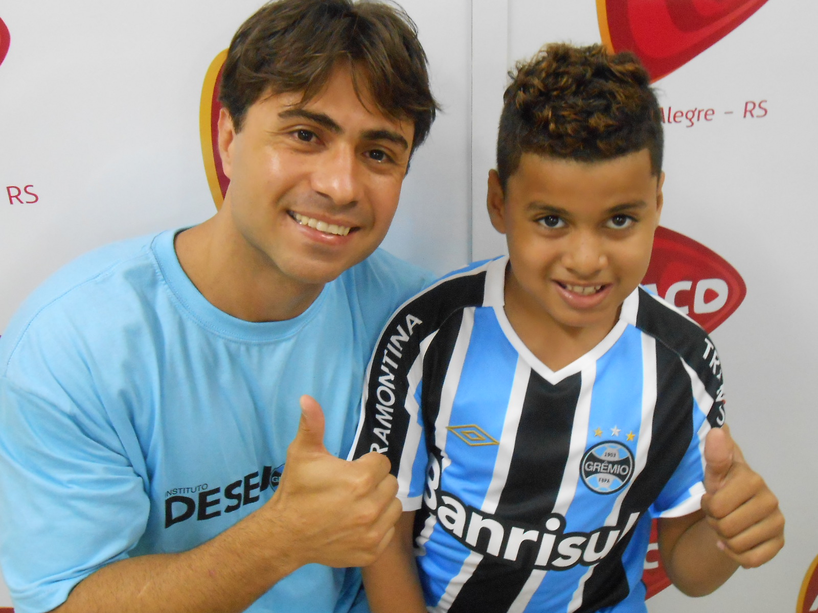 Lucas é um guerreiro lutador e está pronto para enfrentar 2015 com muita raça como o seu Grêmio. O garoto que faz tratamento na AACD recebeu a camiseta do voluntário Marcos Strasburger Souza , vestiu-a e já saiu correndo pelos corredores como a chutar uma bola. Estamos sempre contigo e na torcida pelo Lucas e pelo nosso Grêmio