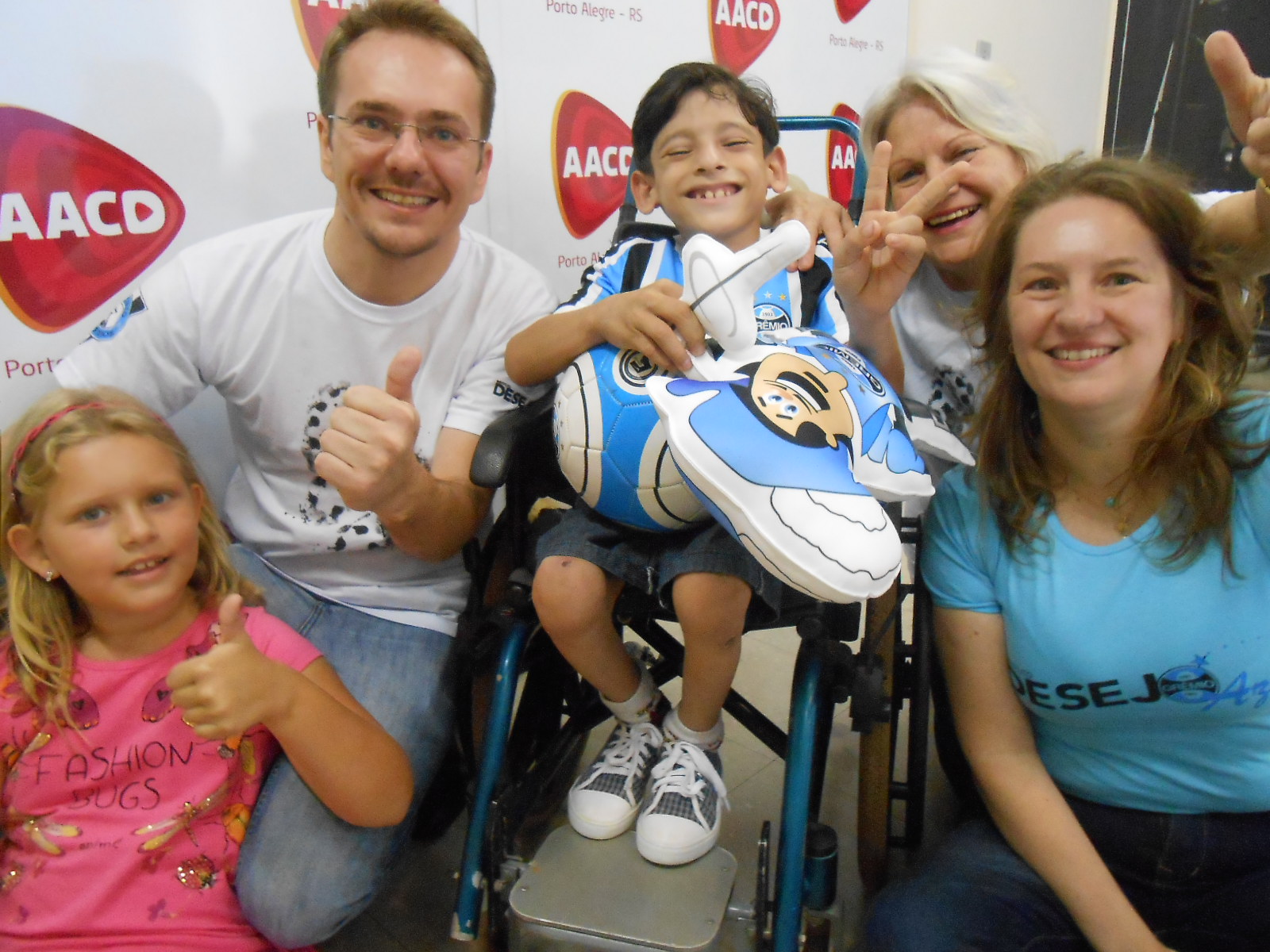 Hoje foi um dia muito especial para o Cléberson. O menino que faz tratamento na AACD ganhou muitos presentes do seu time do coração , em especial uma camiseta oficial personalizada com seu nome. Tudo isso graças a uma família muito especial, a família Froemming representados pelos voluntários Evelyn, Else, Alexandre e Mariana. Foi uma tarde emocionante 