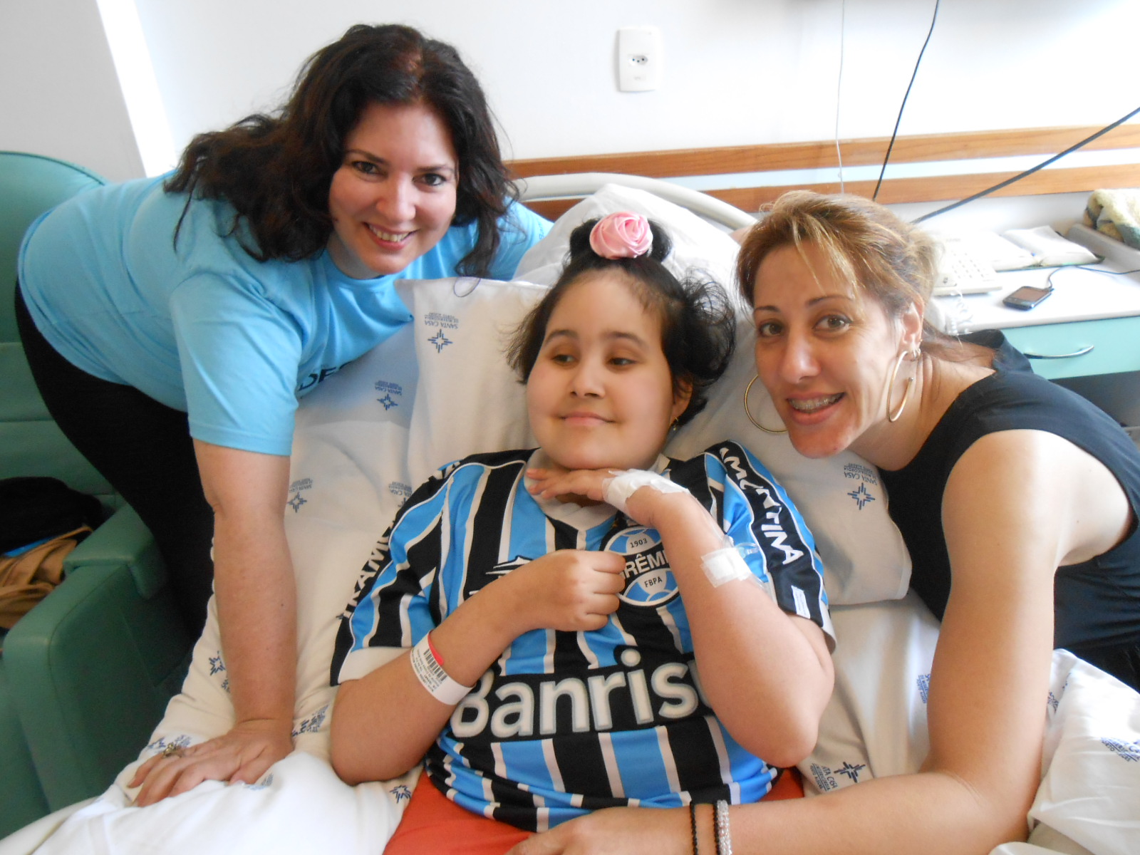 Larissa tem 13 anos e faz tratamento no Hospital da Criança Santo Antônio. Vibra com tudo que diz respeito ao Grêmio. Só faltava ganhar uma camiseta oficial personalizada com seu nome. E com a colaboração da voluntária Maria Lúcia Santos levamos até a menina que ficou entusiasmadíssima com o seu presentão azul