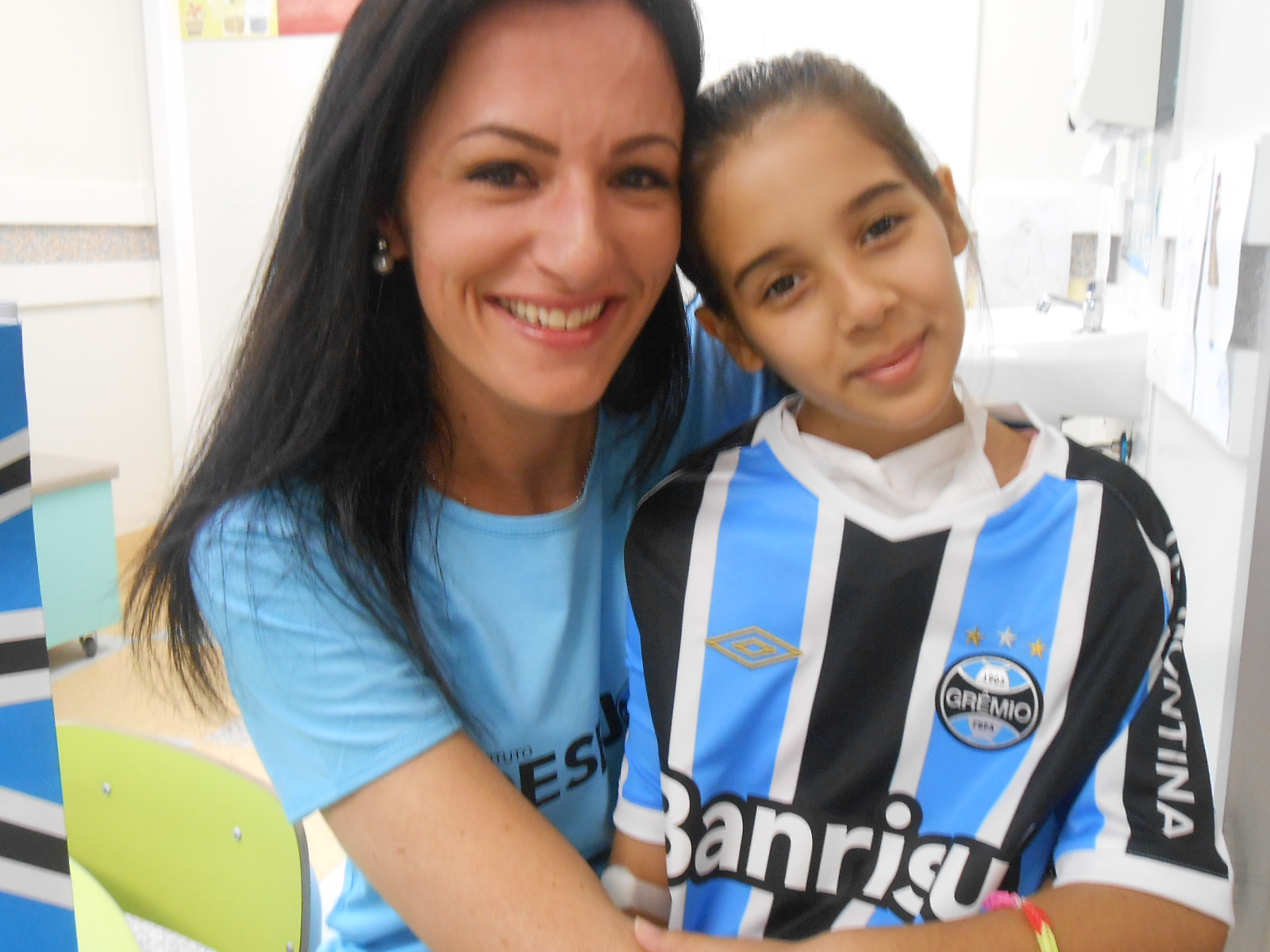 Nicole faz tratamento no Hospital Conceição. É uma simpatia, doce, uma rica menina. E uma gremistona de fé. Seu desejo era ganhar uma camiseta nova do Grêmio. E com a colaboração da voluntária Renata Dametto levamos até á menina uma camiseta novinha com seu nome personalizado. Saúde para você Nicole!