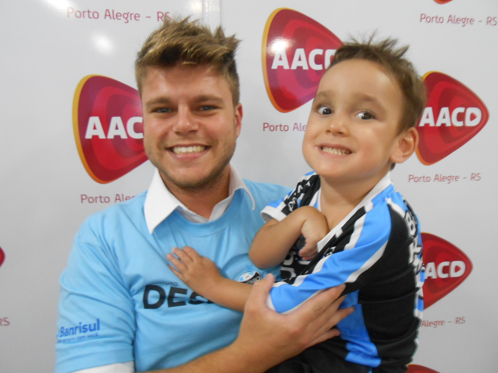 Kevin tem 4 anos e faz tratamento na AACD. Seu desejo era ganhar um uniforme do time do seu coração, o Imortal Tricolor. E com a colaboração do voluntário Francis Klock entregamos para o menino este presentão para alegria dele e de toda sua familia