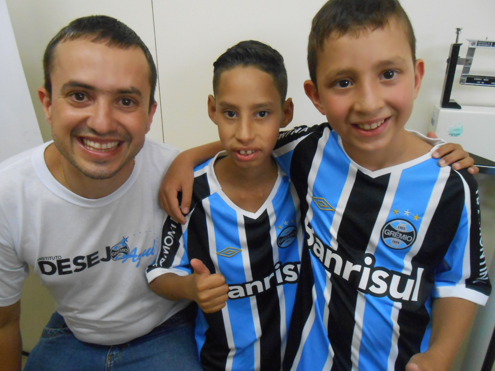 Marcus Júnior tem 11 anos e faz tratamento na AACD. Poucos são tão fanáticos quanto esse menino. Ele sabe e acompanha tudo de Grêmio. Seu desejo era ganhar uma camiseta nova do Tricolor. Sonho este que foi concretazado com a ajuda do voluntário José Roberto Henrique Bastos e seu filho João Artur