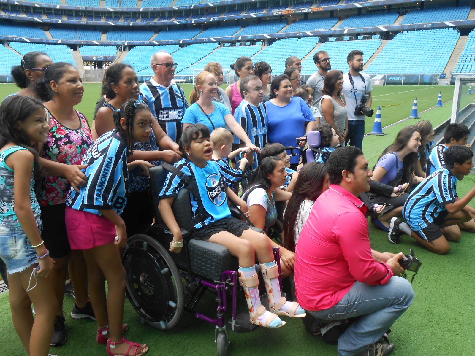 Na última quinta-feira realizamos a primeira visitação na Arena com as crianças do Desejo Azul e seus respectivos responsáveis. Vestiário, Zona mista, Auditório, gramado, enfim, todos conheceram estas dependências, tiraram centenas de fotos e se emocionaram com um vídeo que conta as principais vitórias do Tricolor. A ação contou com a colaboração do voluntário Valdinei Bassanello que levou pequenos presentes a todas as crianças.