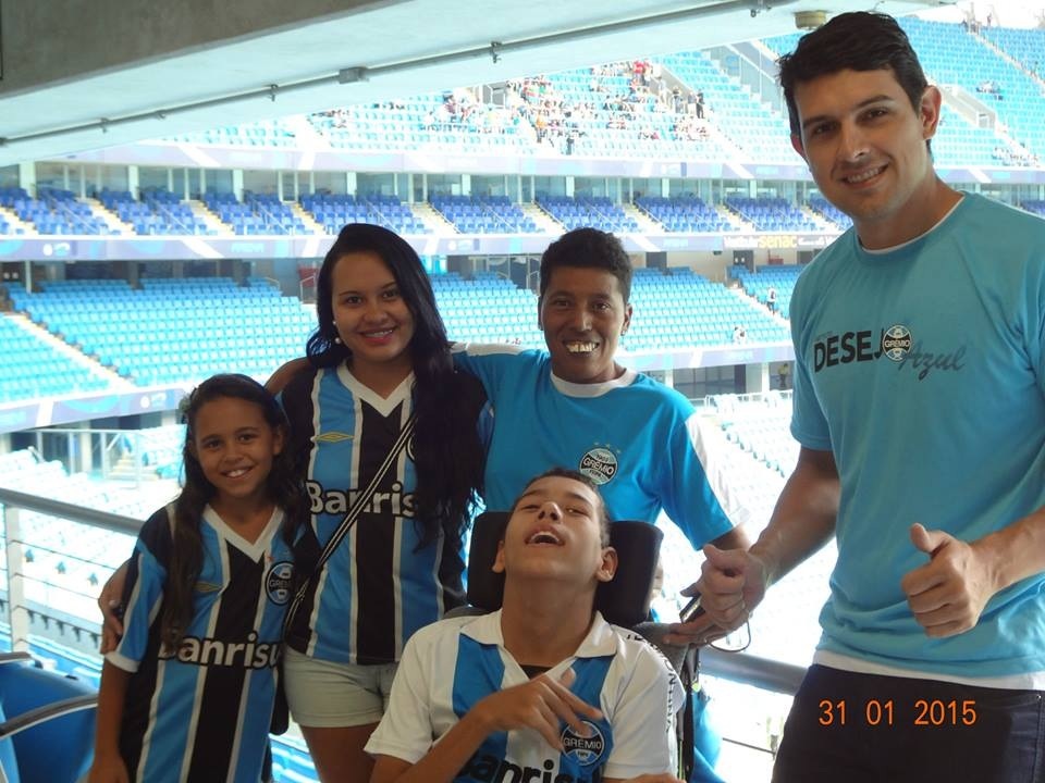 O maior sonho do Luis Henrique era assistir um jogo do seu querido Grêmio na Arena. E este sonho se tornou realidade no último sábado, quando o menino e seus responsáveis foram ver de perto a vitória do Tricolor contra o União Frederiquense. Tudo isso foi possível com a colaboração do voluntário Marco Antônio Simões Bastos.