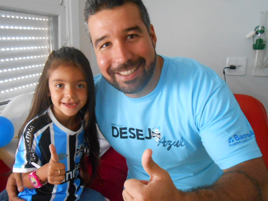 Gabriela tem 4 anos e faz tratamento no Instituto de Cardiologia. Uma linda e simpática gremistinha. Adora o Tricolor ! Seu desejo de ganhar uma camiseta do Grêmio foi realizado com a colaboração do voluntário Francisco Villas-Bôas.