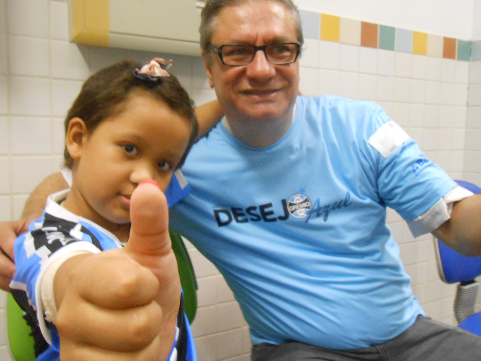 Natália faz tratamento no Hospital da Criança Santo Antônio. Seu grande ídolo é o goleiro Marcelo Grohe que já a visitou recentemente no hospital. É uma linda gremista. E com a colaboração do voluntário Carlos Alberto Sandoval levamos até a menina uma camiseta oficial personalizada com seu nome.