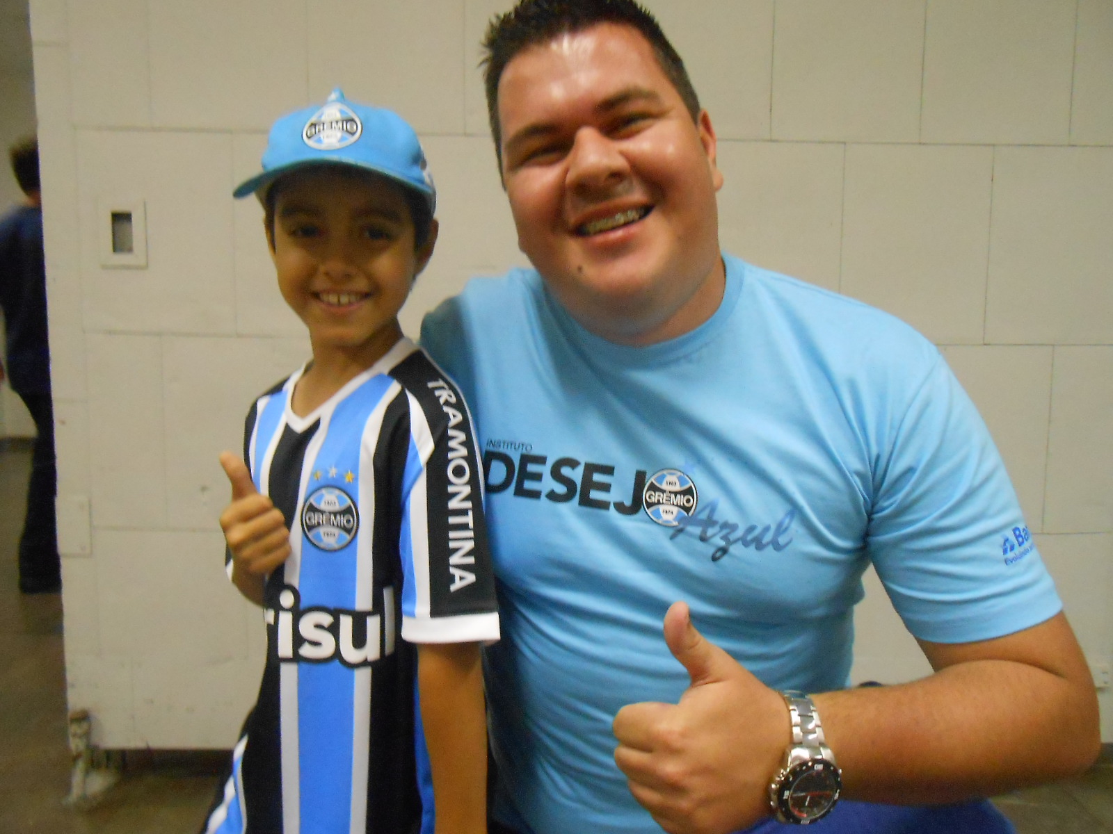 Erik é um guerreiro e faz tratamento no Hospital da Criança Santo Antônio. Tem tudo do Imortal Tricolor. Boné, pasta, calção entre outros objetos. Só faltava a camiseta nova. Não falta mais pois com a colaboração do voluntário Bruno Pospichil levamos até o menino a camiseta oficial do Tricolor para este grande gremista.