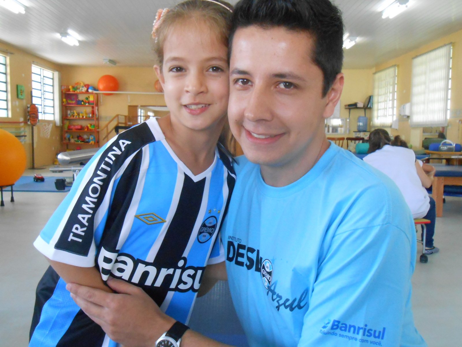 Tays desde cedo estava ansiosa para receber sua camiseta. Esta linda e doce menina faz tratamento na CEREPAL. Adora o Grêmio. E ela recebeu sua camiseta personalizada com a colaboração do voluntário Vitor Madalosso.