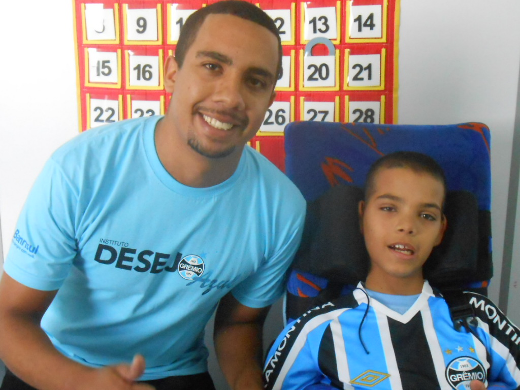 Mathues é só alegria . Depois de ganhar uma camiseta oficial do Tricolor personalizada com seu nome, vibrou neste domingo com os gols do Giuliano. O menino já estreiou o Manto Sagrado com vitória! A ação contou com a colaboração do voluntário Douglas Sabino.