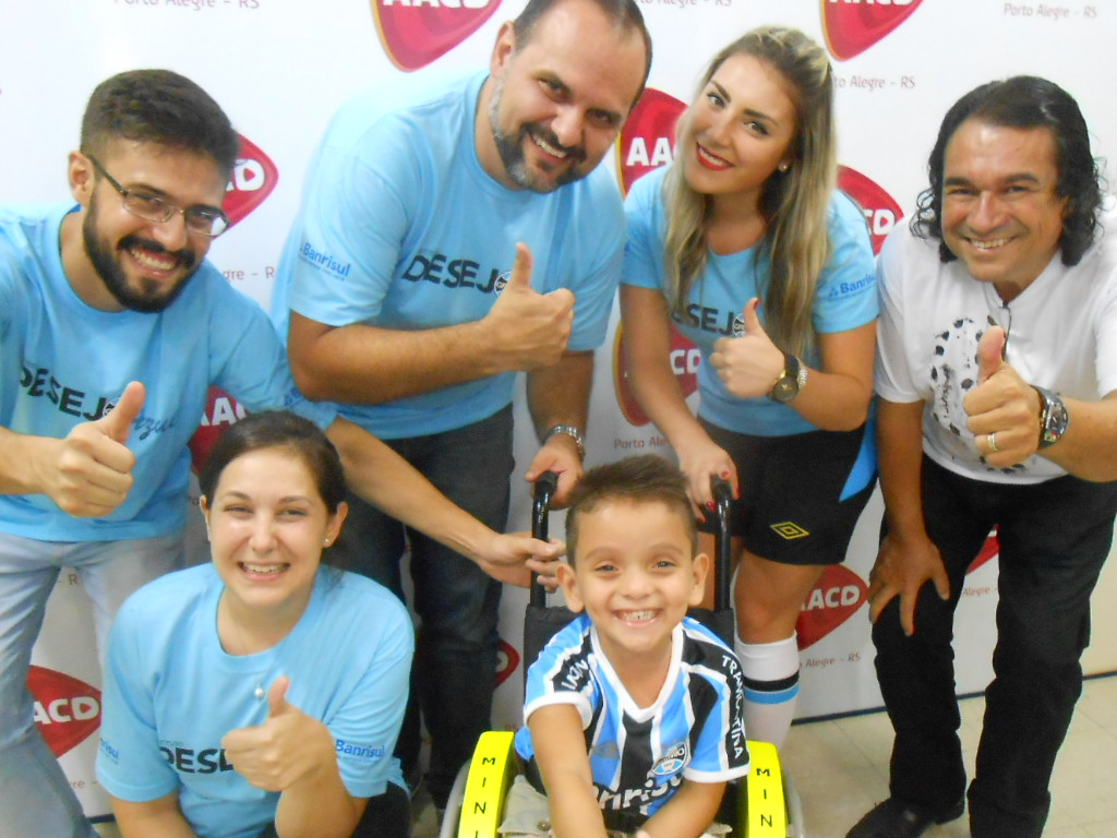 Foi uma tarde especial para o João Vítor. O menino que faz tratamento na AACD era só felicidade e alegria porque além da camiseta oficial do seu Tricolor ganhou outros presentes dos voluntários Giancarlo Pizzutto, Léo Adalis, Marjorie Couto, Andreza e Ricardo.