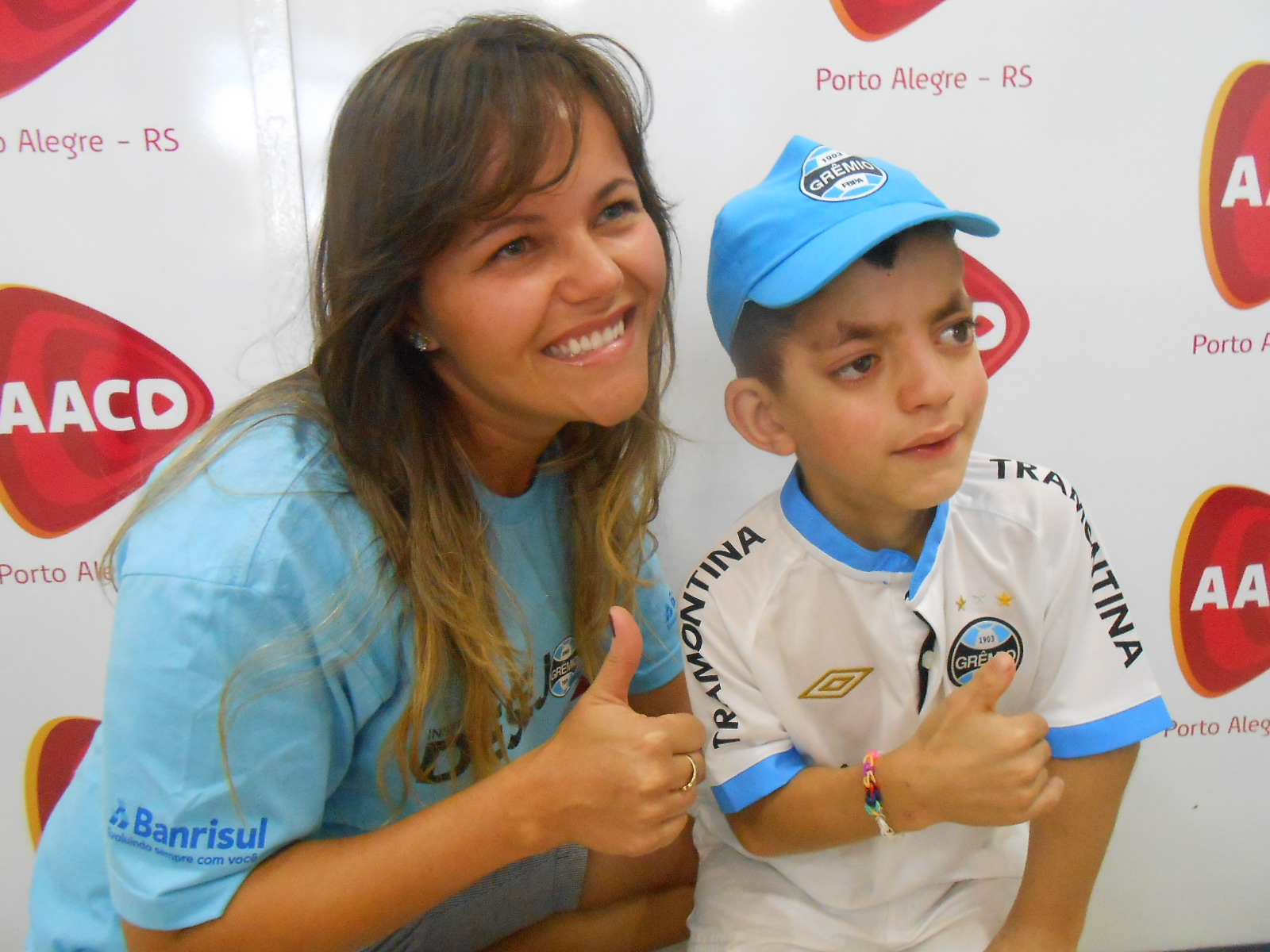 Tudo é Grêmio para o menino Cristian que faz tratamento na AACD. Quando pede um presente tem que ser algo do Tricolor. E o menino desejava muito a camiseta oficial branca. E com a colaboração da voluntária Roberta Larsen levamos até o menino o presente que ele tanto queria.