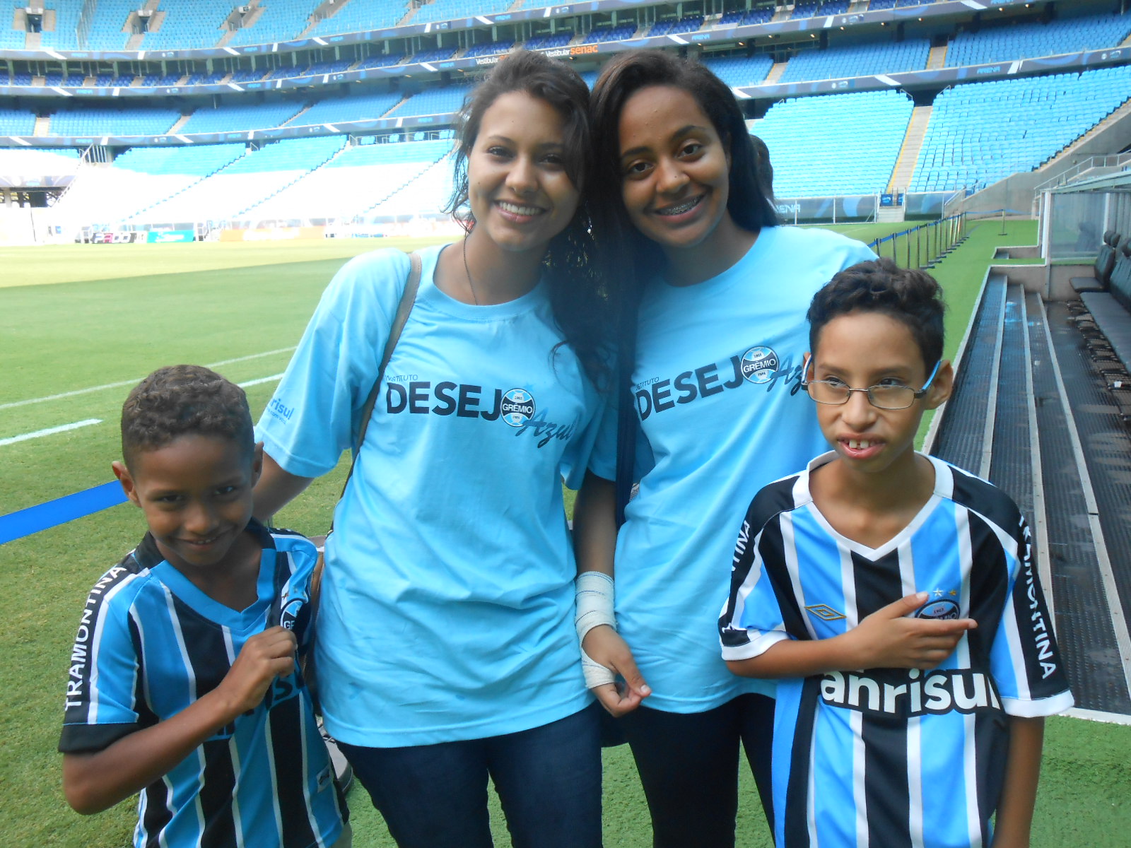 Na última quinta-feira realizamos mais uma visita na Arena onde não faltou emoção , paixão e alegria. A ação contou com as voluntárias Emilly Mattos e Fiana Ties