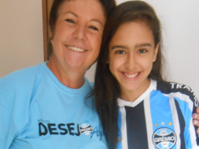 Não poderia ser da melhor maneira que Brenda estreiou sua camiseta nova personalizada , com uma vitória ! Essa linda menina que faz tratamento no Instituto de Cardilogia agora vai poder curtir o seu Tricolor com mais amor e paixão, graças a voluntária Fátima Wickert.