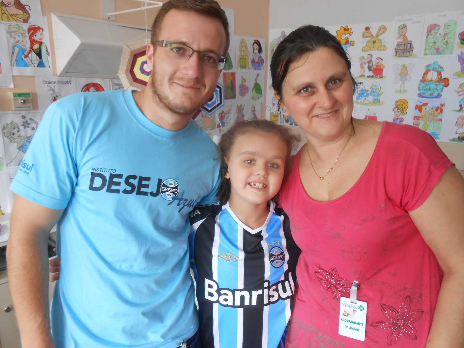 A alegria e o sorriso aberto são as primeira qualidades que se vê na hora da pequena Gabriela. Isso sem falar no seu amor pelo Imortal Tricolor. A menina é fanática pelo Grêmio. E com a colaboração do voluntário Virgílio Muller levamos até essa pequena grande gremista uma camiseta oficial personalizada com seu nome.