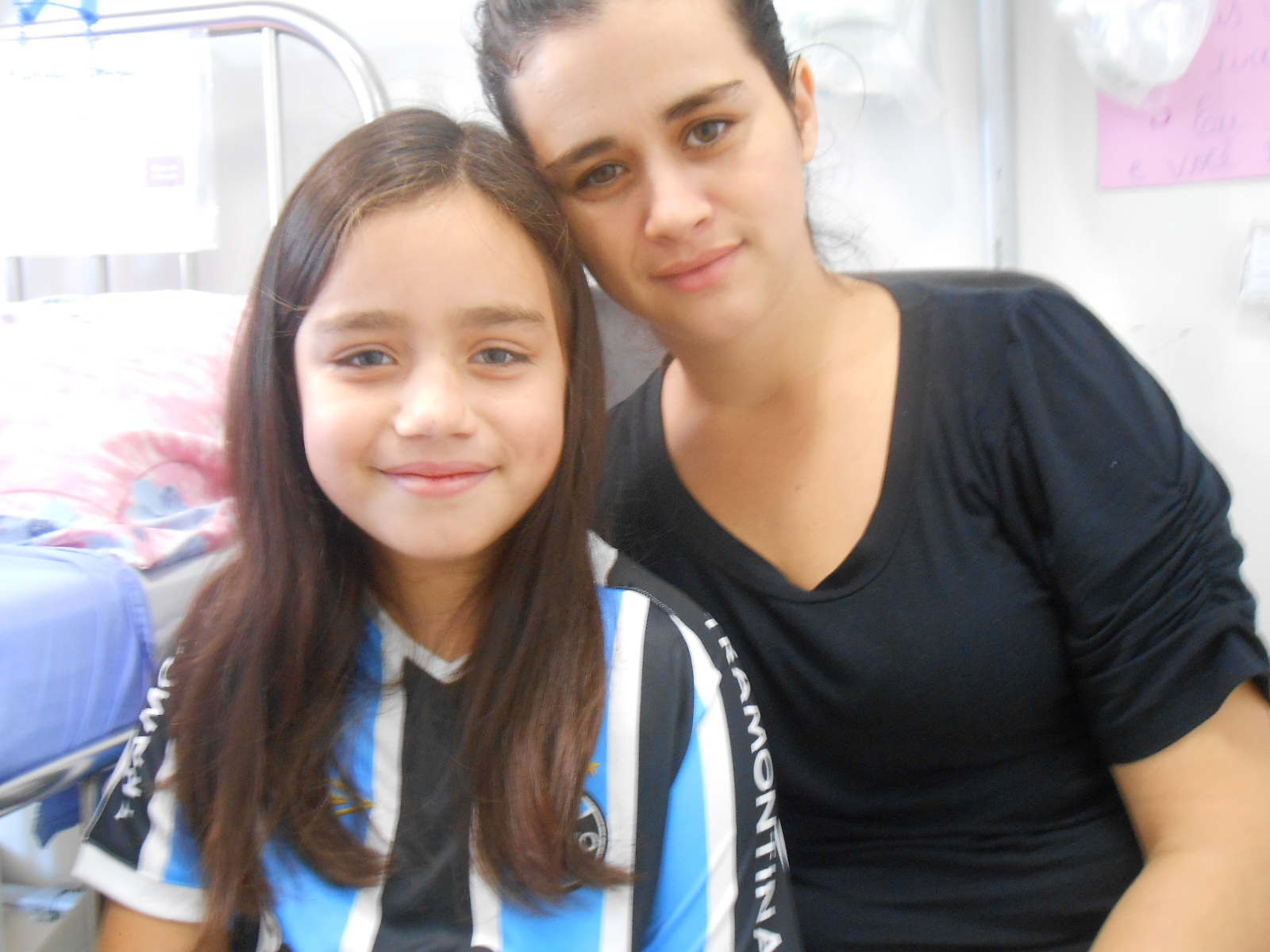 Kamili faz tratamento no Hospital Conceição. Seu Desejo era ganhar uma camiseta oficial do Imortal Tricolor. E com a colaboração da voluntária Andreza Gomes levamos para menina uma camiseta novinha personalizada com o seu nome . Saúde Kamili !