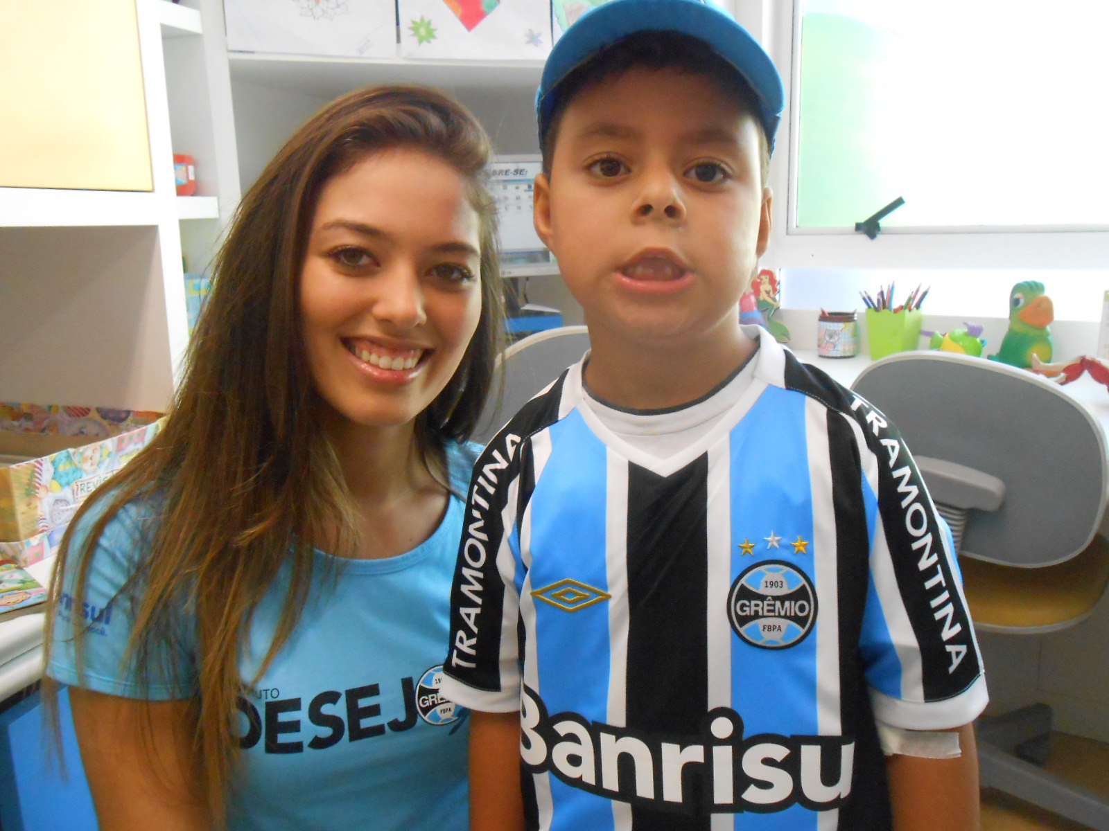 Kauã faz tratamento o Hospital Conceição. Seu desejo era ganhar uma camiseta oficial do seu time do coração. E com a colaboração da voluntária Júlia Lemos Kauã além da camiseta ganhou um boné do Tricolor e mais alguns presentes.