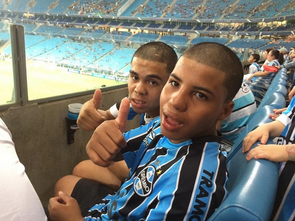 Rafael e Jorge fazem tratamento na INAMEx. Ambos tinham o desejo de ver o Grêmio jogar na Arena. E ambos foram ver o Tricolor jogar contra o Juventude na última segunda, tudo com a colaboração dos voluntários Gabriela Dias e Vitor Figueiro Alves.