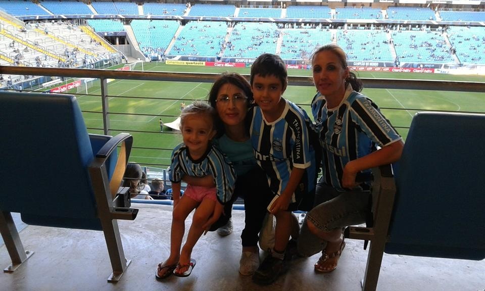 Erik queria ir a um jogo do Grêmio na Arena. Aquela vibração que ele sentia pela TV queria ver de perto. Queria torcer e vibrar com seu amado Tricolor. E com a colaboração dos voluntários Gabriel da Silva Melo e sua esposa Luciana Rodrigues Moreira esse desejo foi possível na vitória do Grêmio contra o Caxias por 3 x 1.