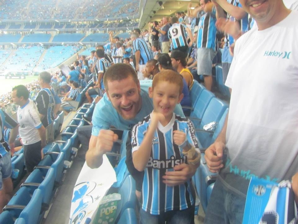 O menino Alisson é um pé-quente mesmo pois foi assistir seu Grêmio pela primeira vez na Arena com uma grande vitória. Alisson vibrou, gritou, pulou e saiu da Arena feliz da vida e emocionado com tudo que viu. A ação contou com a colaboração de grandes gremistas integrantes do Consulado de Novo Hamburgo Júnior César Weiss, Osvaldo Becker e Marcos Luciano Martins.