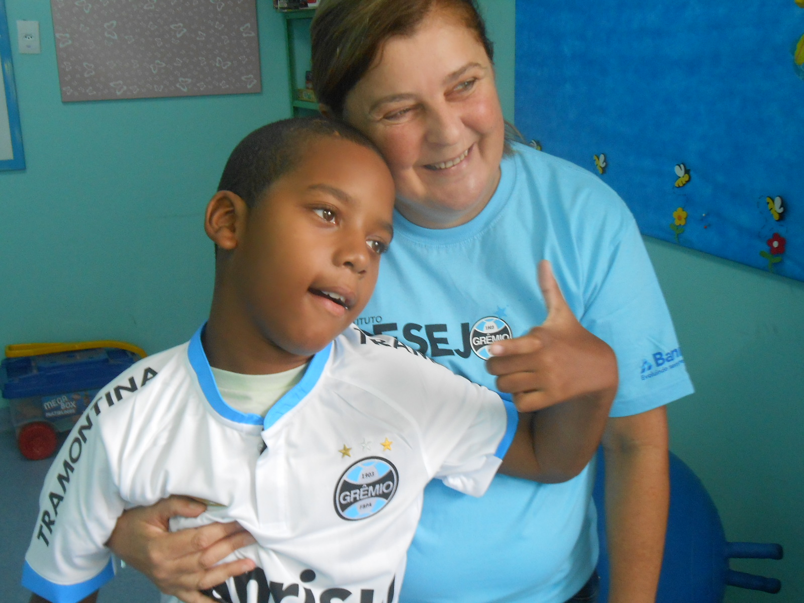 Alan faz tratamento na CEREPAL. É de uma familia só de gremistas. Ele com certeza é o mais fanático, por isso a vibração toda quando vestiu o manto Tricolor. A ação contou com a colaboração da voluntária Rosana Echeverria Rosso.