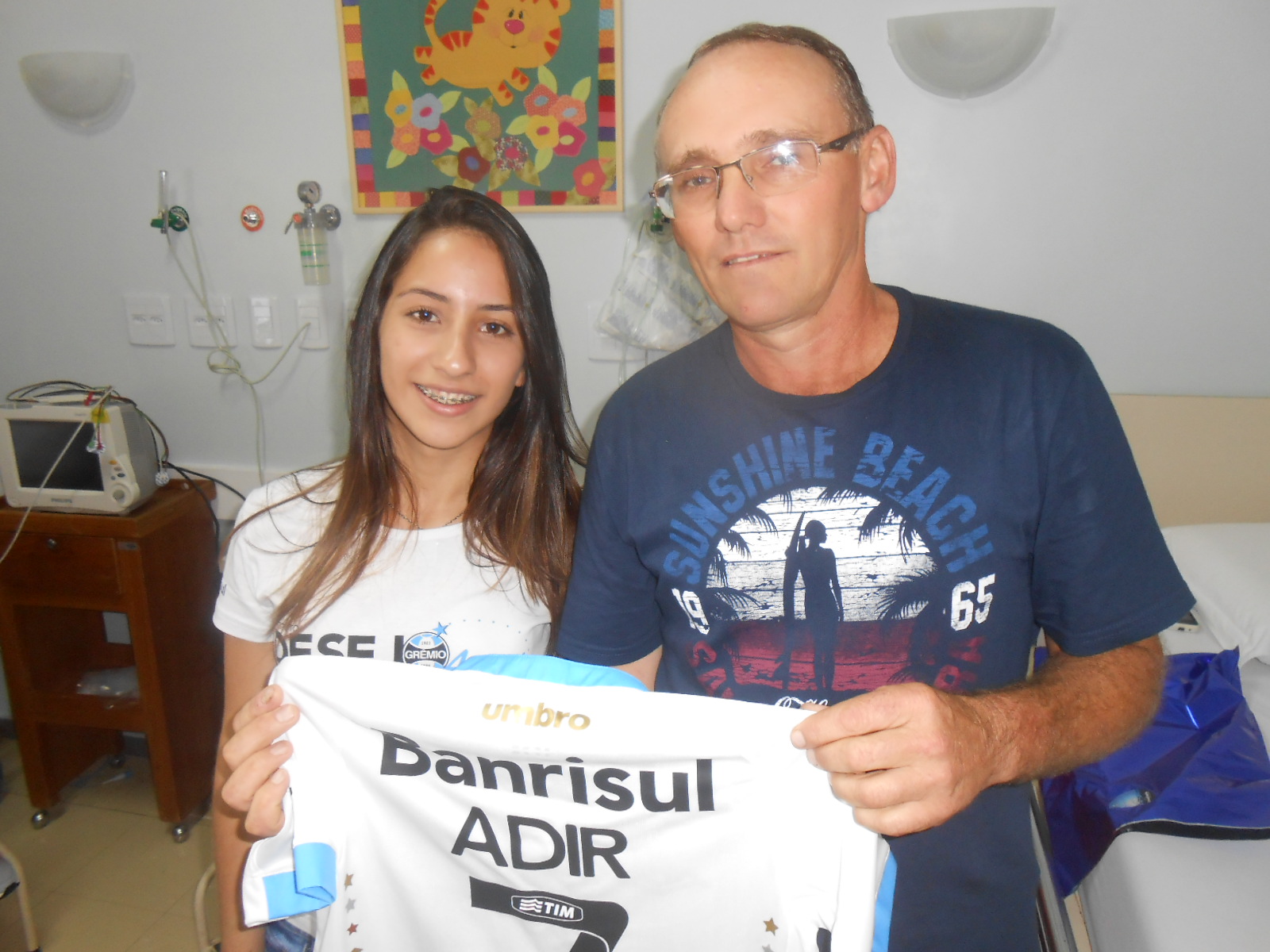 Adir faz tratamento no Instituto de Cardiologia. Seu coração bate forte pelo Tricolor. Ele pediu e ganhou da voluntária Juliana Antunes uma camiseta oficial personalizada com seu nome que foi entregue em mãos para o pai do menino.