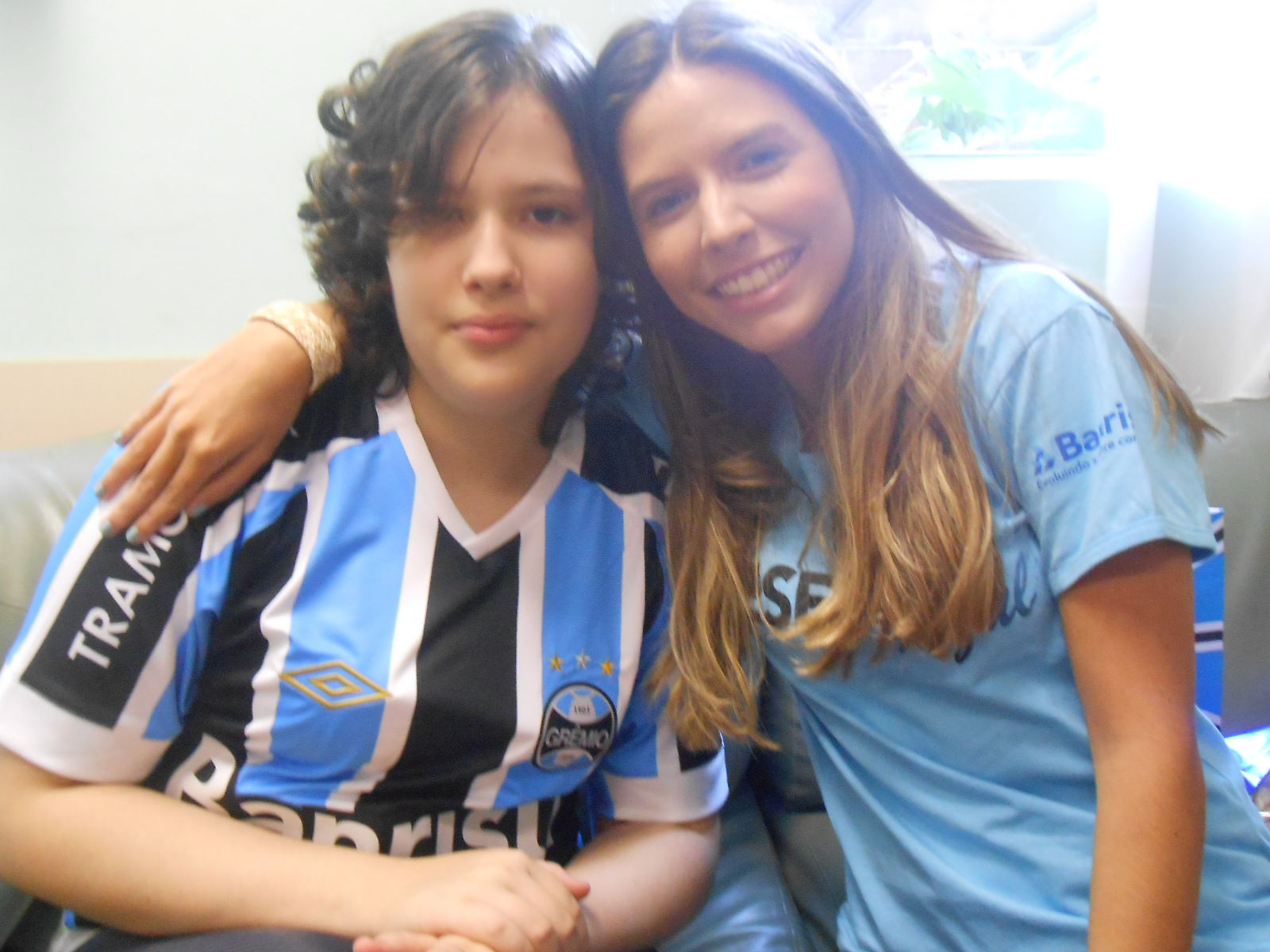 Evelyn está na Casa de Apoio do Instituto do Câncer Infantil. Vibrou e como vibrou com as defesas do ídolo Marcelo Grohe e a passagem do Tricolor para á semi-final do Gauchão com a camiseta oficial personalizada que foi dada pela voluntária Caroline Neves.