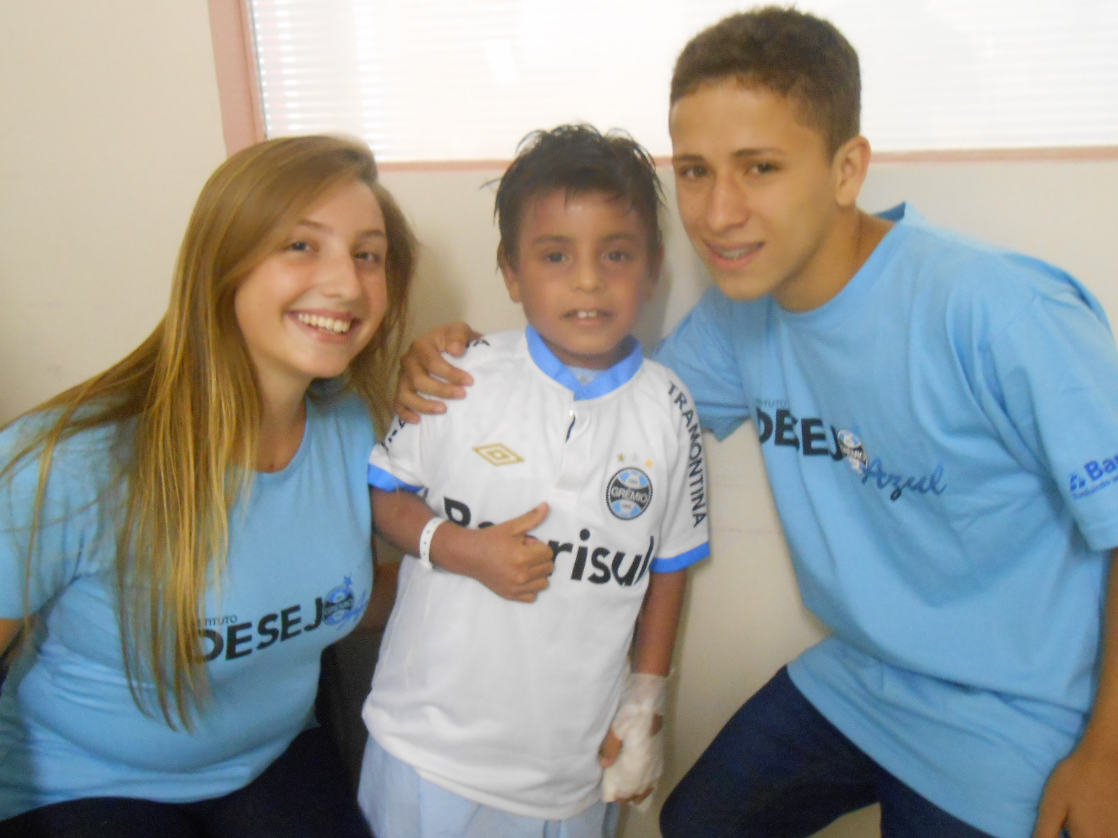 Iury faz tratamento no Hospital São Lucas da PUC. É um gremista que tem uma energia e uma raça como poucos. Iury tem nome de atacante e é um goleador da vida. O menino ganhou uma camiseta oficial do Tricolor personalizada com seu nome dos voluntários Igor Moraes e Giovanna Silva.