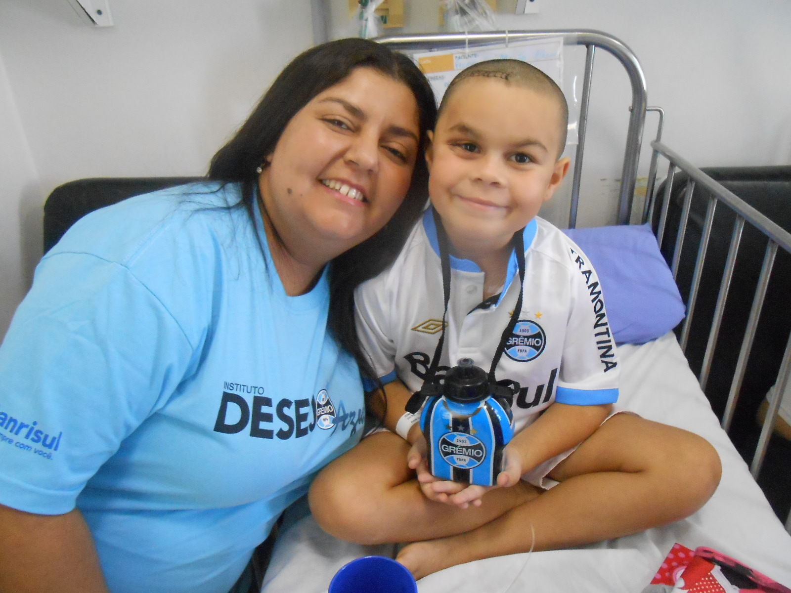 Fernanda recebeu um forte aliado na luta por sua recuperação. Como um brava e aguerrida gremista ganhou com a colaboração da voluntária Renata Teixeira uma camiseta oficial do Grêmio personalizada com seu nome além de outros presentes tricolores. Muita saúde e força é que desejamos para essa guerreira gremista.