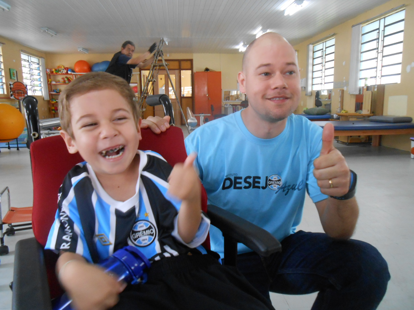 Felicidade, alegria e entusiasmo. Essas são as palavras para sintetizar o Erick ao ganhar do voluntário André Souza Borges o seu uniforme completo do Grêmio. Continue sempre assim Erick!