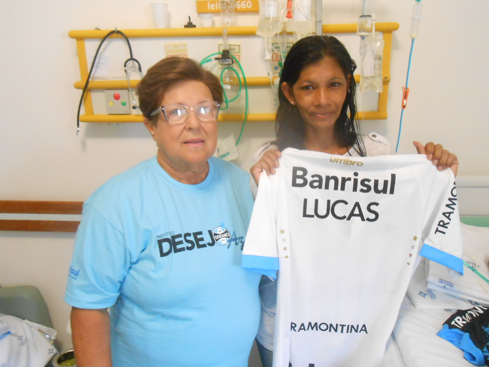 Lucas é um guerreiro. Um goleador na luta pela vida. Como a torcida do Grêmio que acredita na vitória até o último minuto. Lucas é também um imortal. Lucas desejava uma camiseta oficial do seu Grêmio. Ganhou mais da voluntária Márcia Cardoso . Lucas também ganhou uma camiseta de treino. Quem recebeu os presentes do menino foi sua emocionada e forte mãe. Lucas, estamos todos torcendo muito por você.