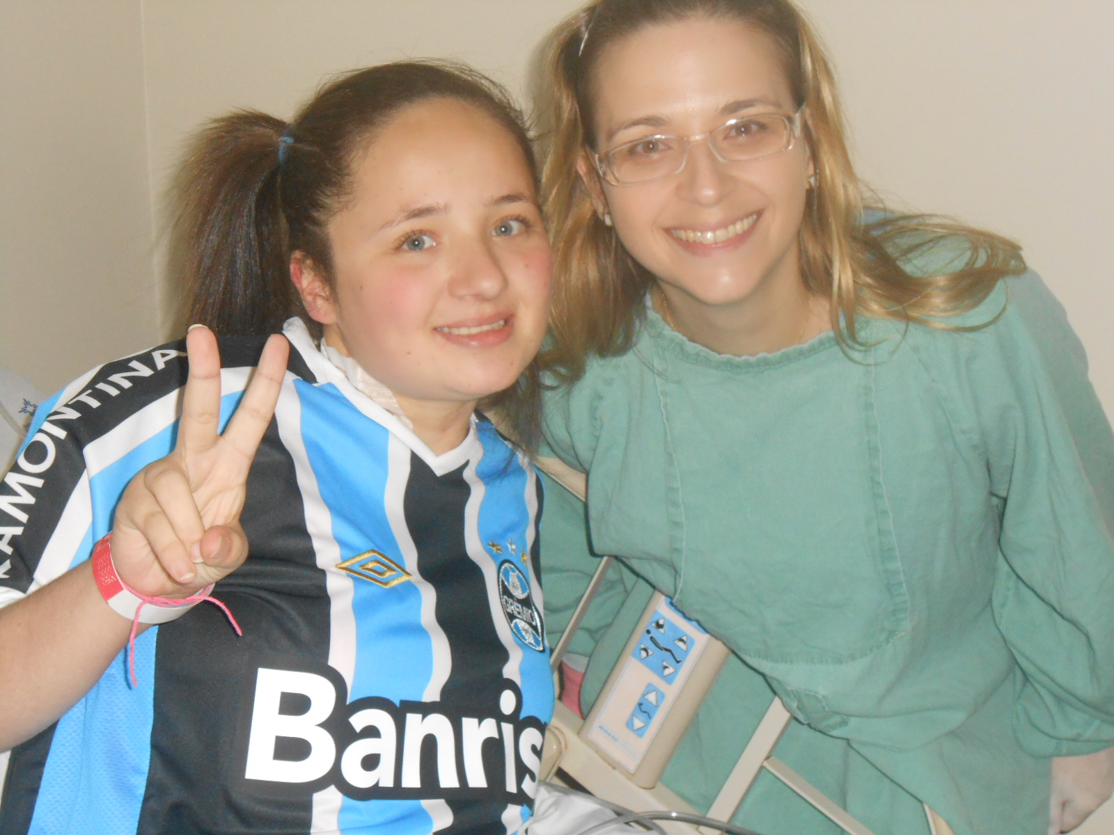 Edymara é admirável. Uma menina com uma força de vontade incrível. Uma vitalidade e alegria contgiante. Uma doçura em pessoa. Seu desejo era ganhar uma camiseta do Grêmio personalizada com seu nome. E com a colaboração da voluntária Lisiane Cedro levamos até o Hospital Santa Rita este presentão de Páscoa. Estamos semprea na tua torcida Edymara