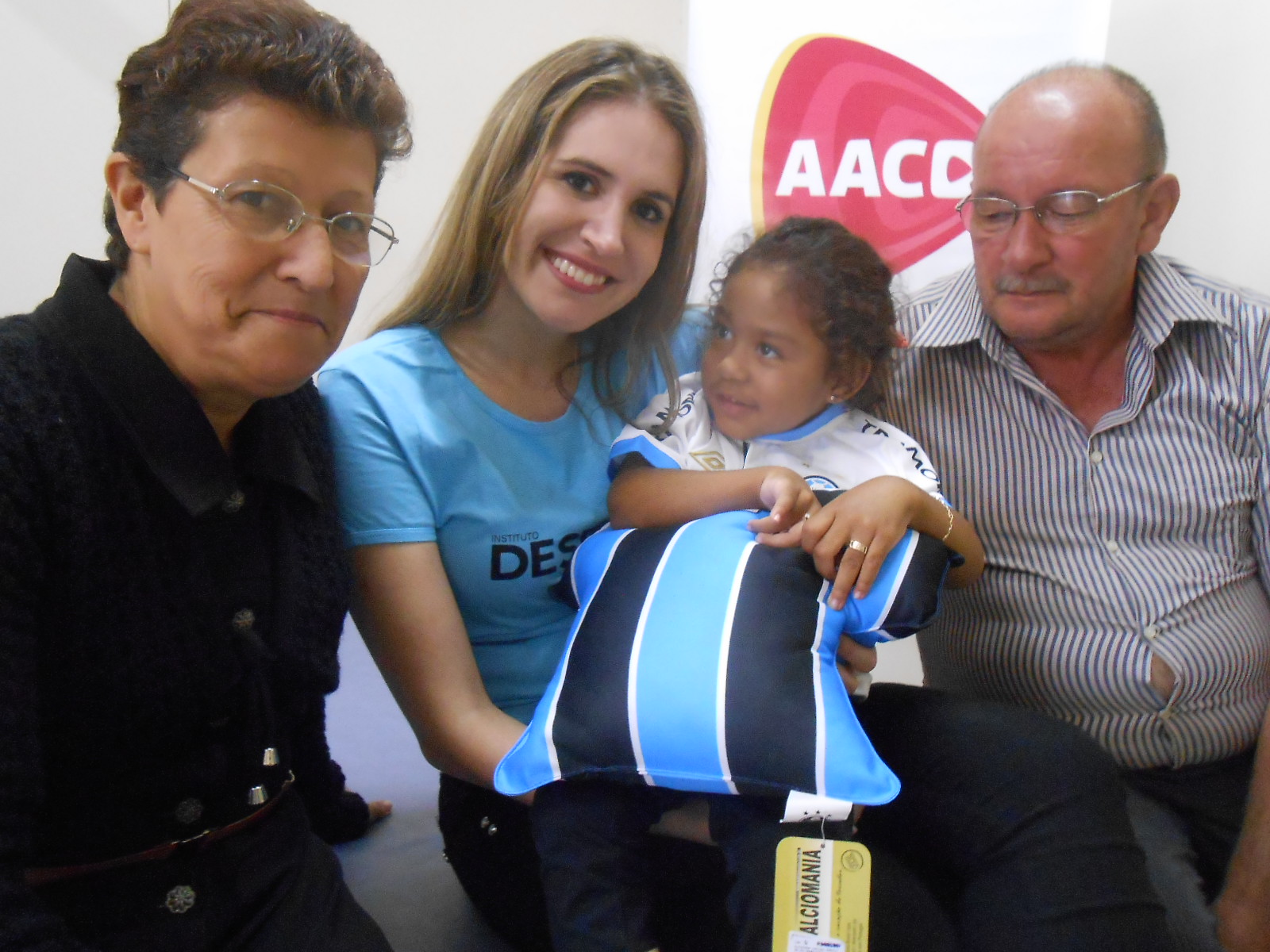 Nada melhor para celebrar mais uma Páscoa que praticando o bem e a solidariedade para que mais precisa de carinho , atenção e afeto. Foi isso que fez a voluntária Amanda Brenner entregando uma camiseta do Tricolor personalizada e uma almofada para a doce Mariani. Todos que presenciaram a ação ficaram muito felizes em especial seus avós que estavam bastante emocionados. FELIZ PÁSCOA A TODOS !