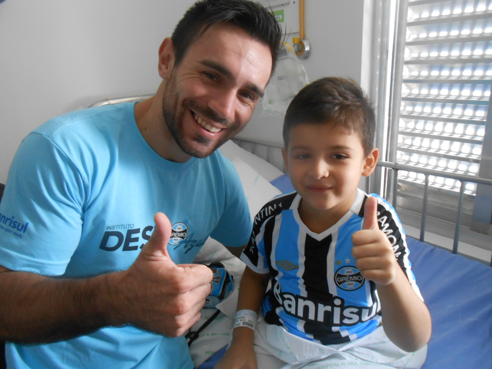 Gustavo está fazendo tratamento no Hospital Conceiçáo. Seu desejo de assistir o clássico deste domingo com a camiseta do Grëmio teve a colaboraçao dso voluntário Felipe Ribas.