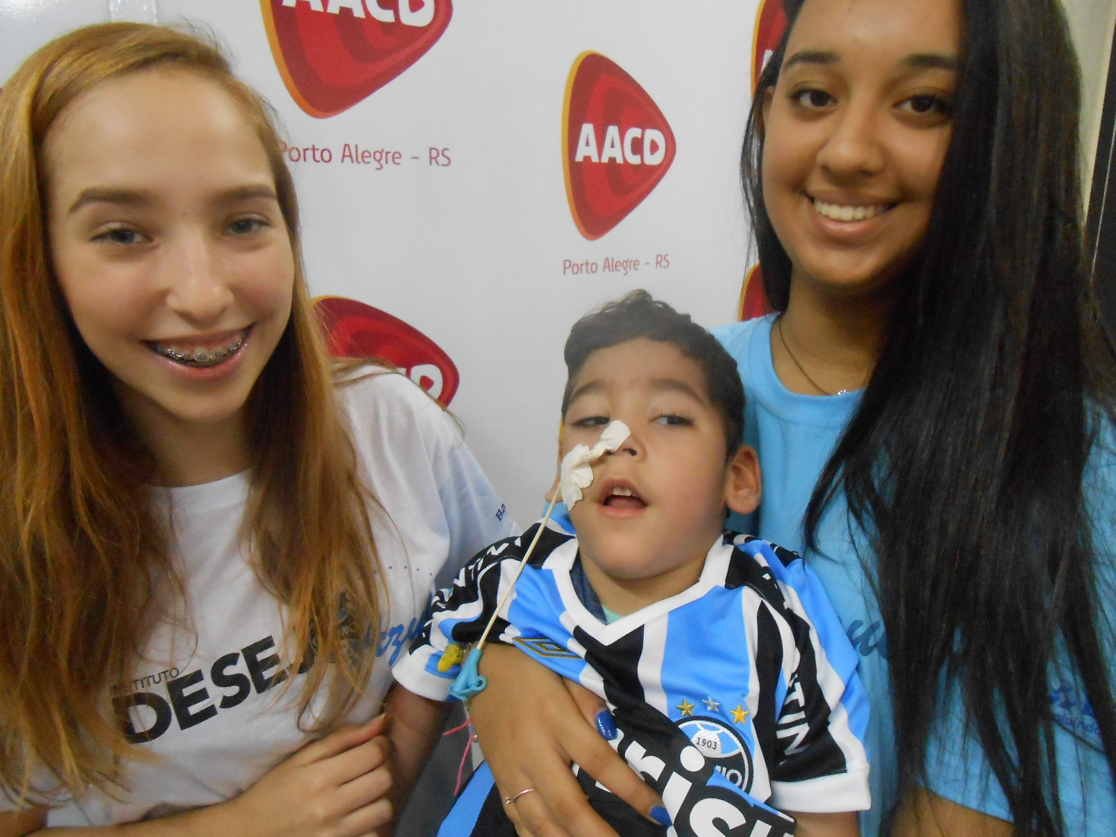 Arthur faz tratamento na AACD. Desde pequeno o menino já dizia que torcia pelo Grêmio segundo sua mãe. Quando apontavam para a cor azul fazia sinal de positivo. Nascia um gremistão de coração. Arthur queria ganhar uma camiseta do seu Grêmio, algo que foi possivel com a colaboração das voluntárias Vitória Alfama e Roberta Sofia.