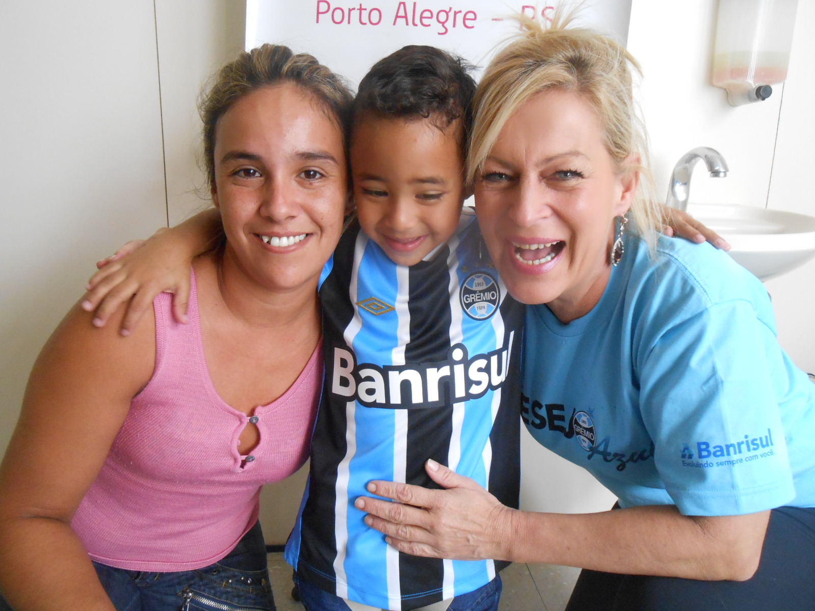 Era o sonho do Lucas. Ganhar uma camiseta oficial do Grêmio. Um sonho tão esperado que o menino era só felicidade e alegria ao receber sua camiseta personalizada da voluntária Loraine Pereira.