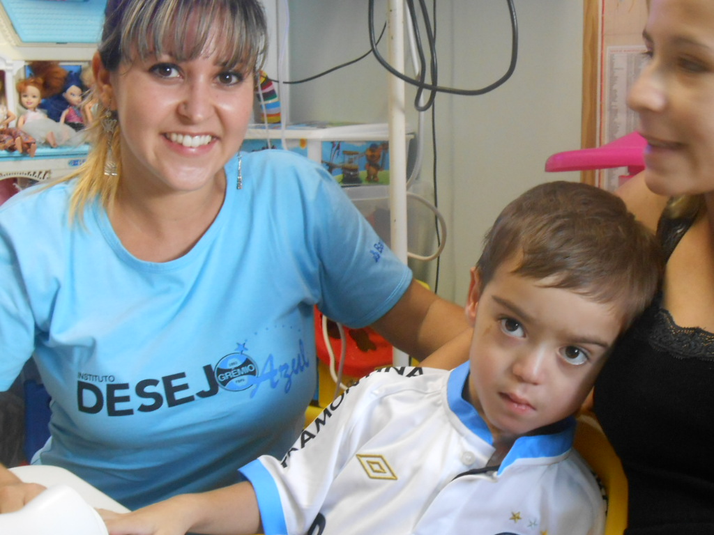 João Victor faz tratamento no Instituto de Cardiologia. É um gremistão que tinha como desejo receber uma camiseta nova do seu time do coração. E com a colaboração da voluntária Fabiane Brasil levamos este presentão para levantar o ânimo do menino que está em franca recuperação. Saúde pequeno grande gremista!