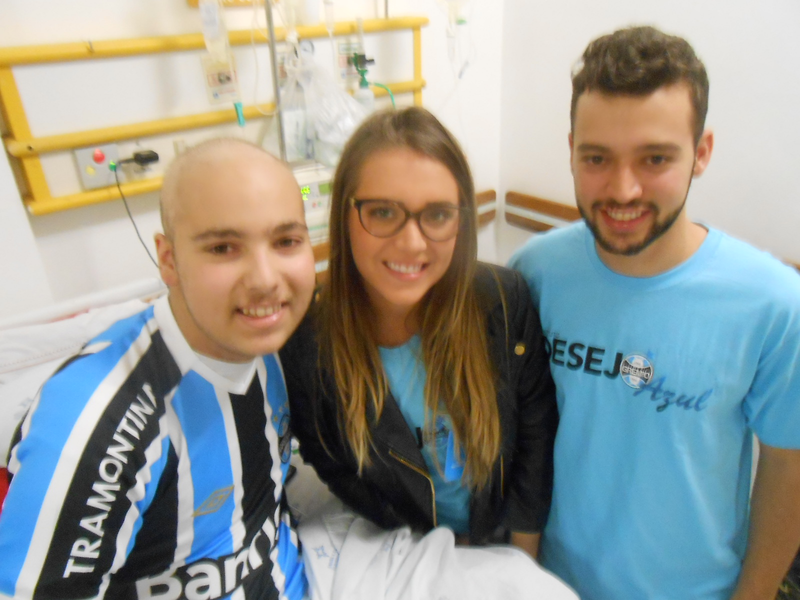 Caio é a cara do Grêmio. Tem raça , garra e muita força de vontade para passar por cima das adversidades. Um lutador, um guerreiro gremista. Caio ganhou uma camiseta oficial do Tricolor personalizada com seu nome dos voluntários Ana Paula Brito e Eduardo Tettamanzy.