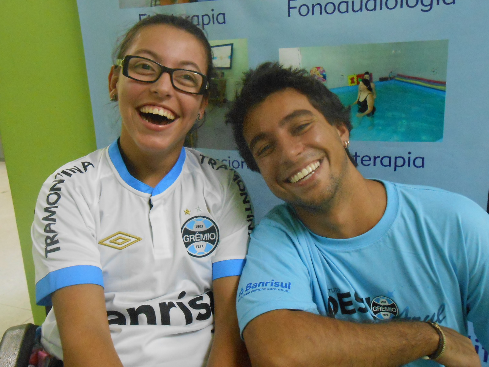 Brenda é uma simpatia de menina. Seu sorriso largo contagia a todos. Brenda é uma gremistona de fé. Seu desejo era ganhar uma camiseta nova do Tricolor. E com a colaboração do voluntário Pietro Dalla Valentina levamos até a menina que no momento da entrega era só felicidade